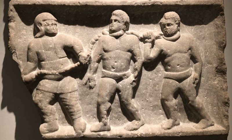 Un legionario romano conduce a vencidos encadenados. El modo de producción esclavista necesitará conquistas continuas para mantener un número de esclavos suficiente para sus necesidades productivas.